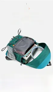 Vue de dessus du sac à dos de randonnée montrant le rangement interne pour ordinateur