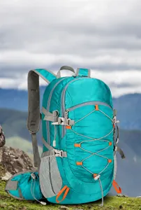 Detalle de mochila de senderismo con compartimentos múltiples y nailon duradero