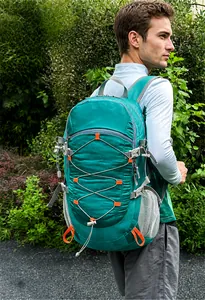 Detalle de la mochila de senderismo turquesa con tejido de nailon y cordón elástico