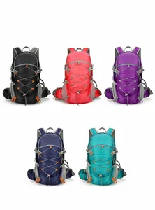 Mochilas de senderismo ligeras en nylon mostradas en negro, rosa, morado, azul y verde