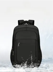 Gros plan sur le tissu Oxford imperméable montrant la résistance aux gouttes sur le sac noir