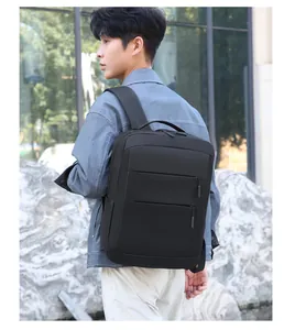 Vue mannequin extérieur du sac à dos business imperméable en tissu Oxford noir mat