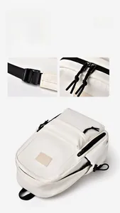Détail des boucles réglables et des bretelles du grand sac à dos minimaliste blanc