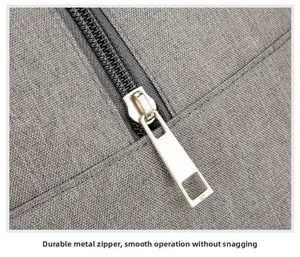 Détail de la fermeture éclair en métal robuste et du tissu gris texturé du sac isotherme