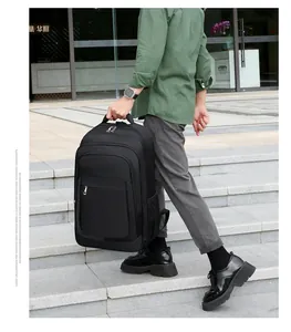 Photo extérieure d'un homme portant un sac à dos d'affaires noir en tissu Oxford