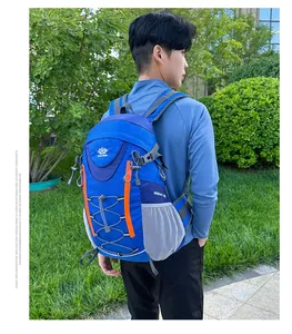 Détail d'un sac à dos de randonnée 40L bleu marine avec fermetures éclair orange vif