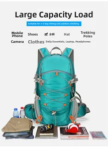 Detalle de la mochila de senderismo turquesa mostrando su gran capacidad y compartimentos