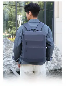 Détail du sac à dos Oxford bleu foncé avec doubles zips et texture imperméable sur le dos