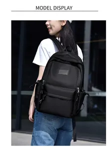 Vue mannequin extérieur d'un sac à dos en nylon noir étanche pour le bureau et l'école
