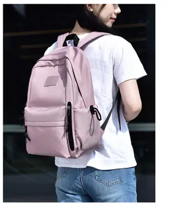 Vue latérale du sac à dos rose minimaliste sur modèle montrant la grande capacité