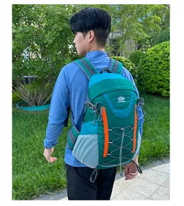Détail du sac à dos de randonnée avec système de support et poches latérales en filet
