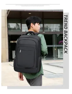 Sac à dos d'affaires noir avec sangles en maille respirante porté par un mannequin homme