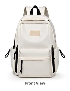 Vue de face détaillant les poches et le tissu en toile crème du sac à dos moderne