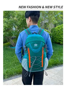 Sac à dos extérieur avec design color-block vert et bretelles réglables sur mannequin