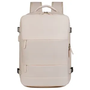 Mochila de viaje beige minimalista con compartimento para portátil y correas con hebilla