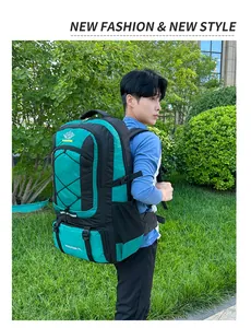 Details der ergonomischen Polstergurte und Hüftschnalle am großen Nylon-Wanderrucksack