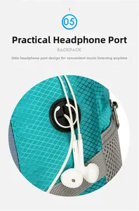 Detalle de mochila de senderismo verde azulado con puerto de auriculares y tejido de nailon