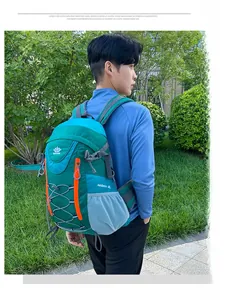 Détail du sac à dos de randonnée 40L vert et bleu avec poches filet et cordon élastique
