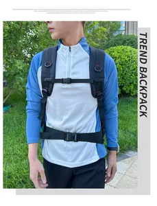 Detail eines Wanderrucksacks mit verstärkten Brust- und Hüftschnallen aus schwarzem Nylon