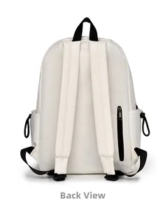Vue arrière du sac à dos pour ordinateur crème avec bretelles réglables et poches
