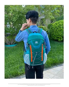 Vue détaillée du sac à dos de randonnée vert avec poches filet et bretelles rembourrées