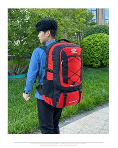 Detailansicht eines rot-schwarzen 75L Wanderrucksacks auf einem professionellen Model