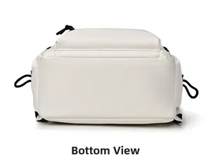 Vue détaillée du dessous du sac à dos blanc montrant la structure de base et le tissu