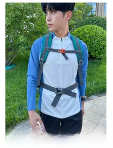 Détail des bretelles ergonomiques en mesh et boucle de poitrine pour sac à dos de rando