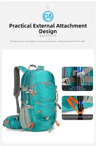 Detalle del sistema elástico de la mochila de senderismo y enganches para bastones