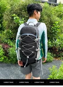 Mochila de senderismo con sistema de cordón elástico y bolsillos en un modelo
