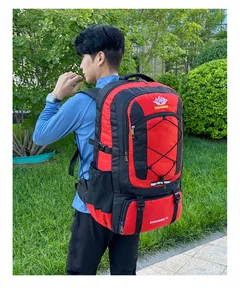 75L Outdoor-Wanderrucksack in Rot und Schwarz aus Nylon, am Modell im Freien gezeigt