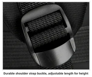Gros plan sur une boucle de bretelle robuste avec sangle en nylon noir réglable