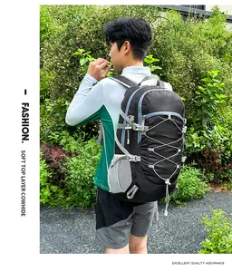 Detalle del sistema de suspensión ergonómico y tela de nailon de mochila de senderismo