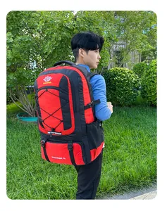 Outdoor 75L Wanderrucksack in Rot und Schwarz aus Nylon auf einer Wiese im Sonnenlicht