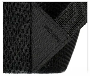 Vue macro des coutures renforcées et du tissu en maille noir respirant du sac à dos