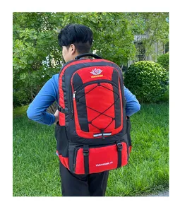 Outdoor 75L Wanderrucksack im Detail mit strapazierfähigem rot-schwarzem wasserdichtem Stoff