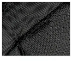 Détail des coutures renforcées sur les bretelles en tissu Oxford noir de ce sac à dos
