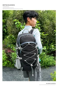Primer plano de la mochila ligera de senderismo con bolsillo lateral de malla y cordón