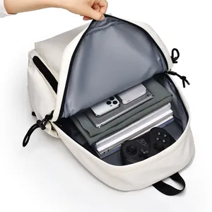 Sac à dos beige minimaliste à grande capacité montrant le rangement interne organisé