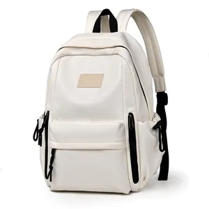 Sac à dos beige minimaliste grande capacité pour ordinateur avec détails contrastés