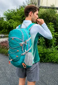 Primer plano de mochila de senderismo en nailon con textura de diamante y hebillas naranjas