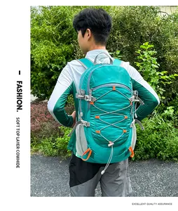 Detalle de la mochila de senderismo con correas grises y puntos de anclaje naranjas