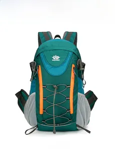Détail d'un sac à dos de randonnée en tissu ripstop vert avec fermeture éclair orange