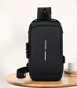 Détail du verrou à combinaison et du port de charge USB sur le sac à bandoulière noir