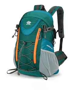 Vue détaillée latérale d'un sac à dos de randonnée turquoise 40L avec fermetures orange
