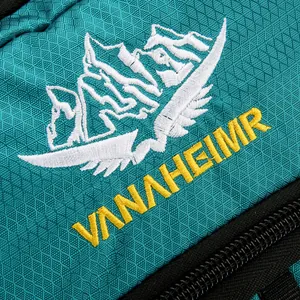 Vorderansicht grüner Wanderrucksack mit Waben-Nylon und VANAHEIMR-Logo-Stickerei
