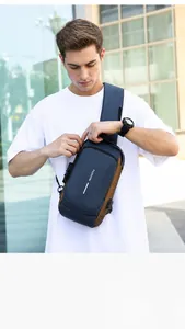 Détail du verrou antivol et du port de charge USB sur le sac de poitrine bleu marine