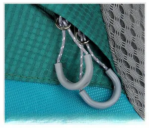 Détail des fermetures éclair en métal et du tissu en nylon ripstop sur le sac à dos outdoor