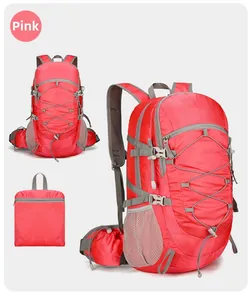 Vista detallada de la mochila de senderismo rosa con función de plegado y bolsillos de malla