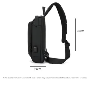 Vue détaillée du sac bandoulière étanche noir avec hauteur de 33cm et port USB externe